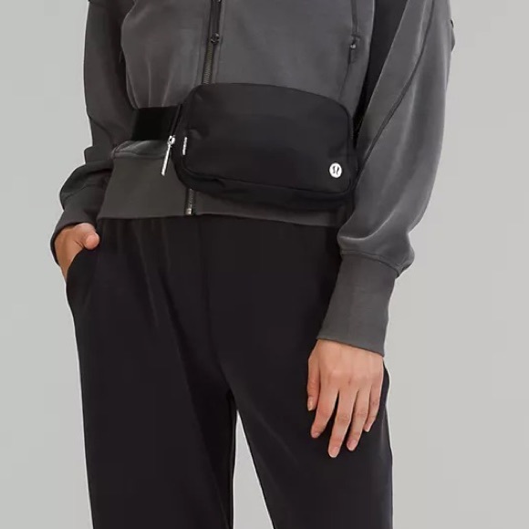 COPY - NWT Lululemon Everywhere Belt Bag 1L Black - Picture 2 of 5